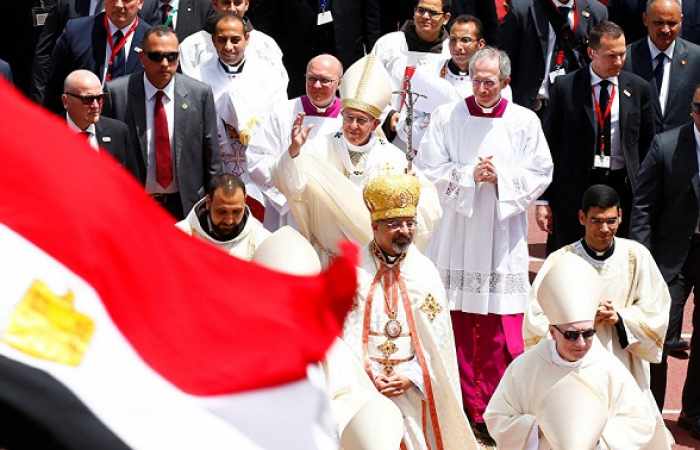 El papa celebra una multitudinaria misa en El Cairo
