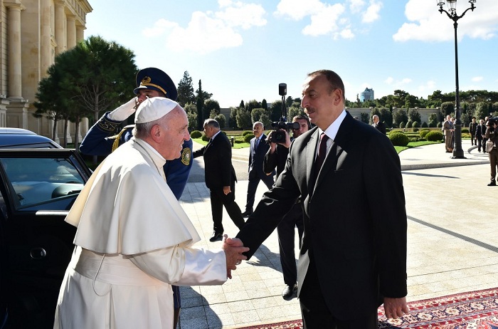 Ilham Aliyev ha dado la bienvenida al apóstolo Fotos  En Vivo