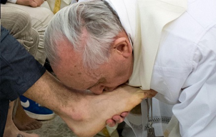 Papa müsəlmanın ayağını öpdü - VİDEO