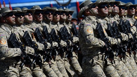 Azerbaijani servicemen march through Red Square - L?VE