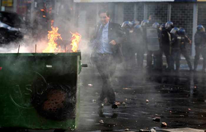 Paraguayan leader calls for order as protesters set congress building on fire