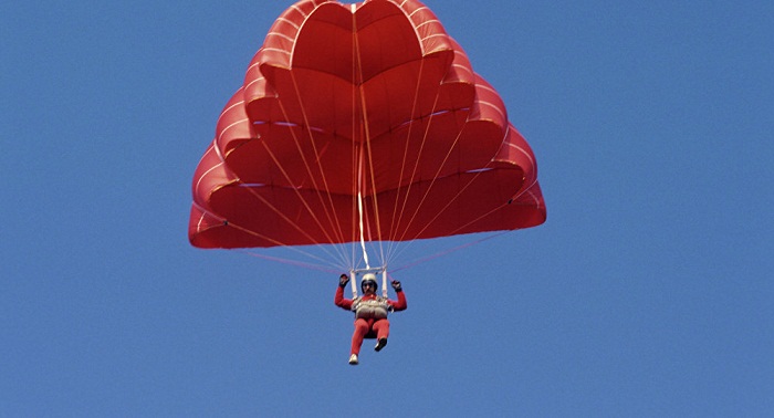 Un parachutiste vend de l`air frais à 253 euros la bouteille