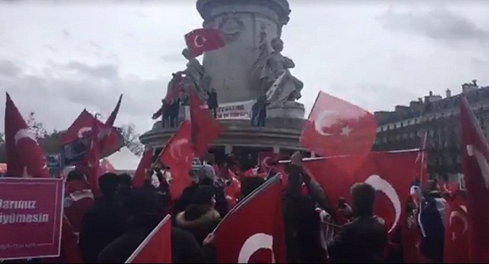 Manifestations turques à Paris: pour et contre le PKK