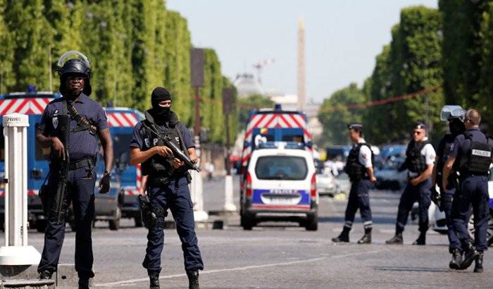 Fallece conductor del vehículo que atacó furgón de la policía de París