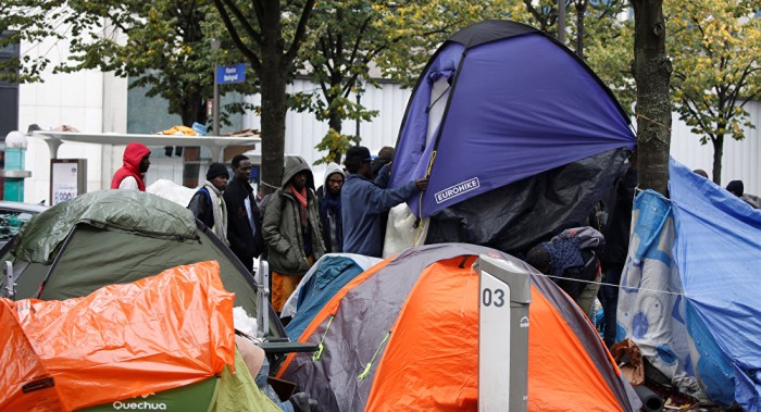 Policía parisina saca a 2.500 inmigrantes de campamento improvisado 