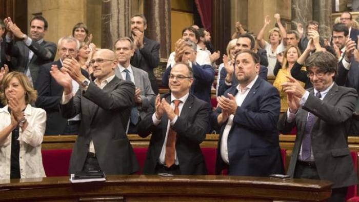 El Parlament declara la independencia de Cataluña
