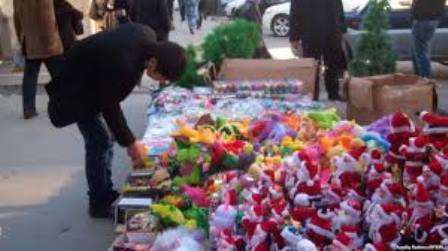 Polis bazardan partlayıcı oyuncaqları yığışdırır