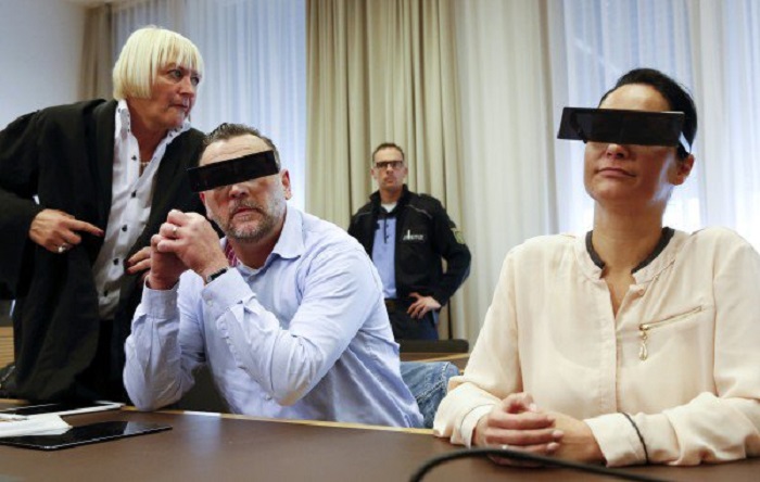 Pegida-Chef Bachmann erscheint mit „Zensur-Brille“ vor Gericht