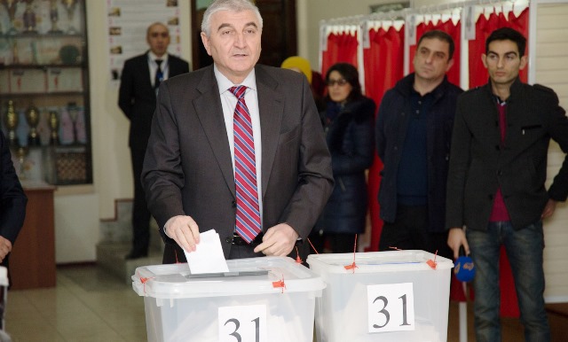 Mezahir Penahov a voté dans les élections législatives