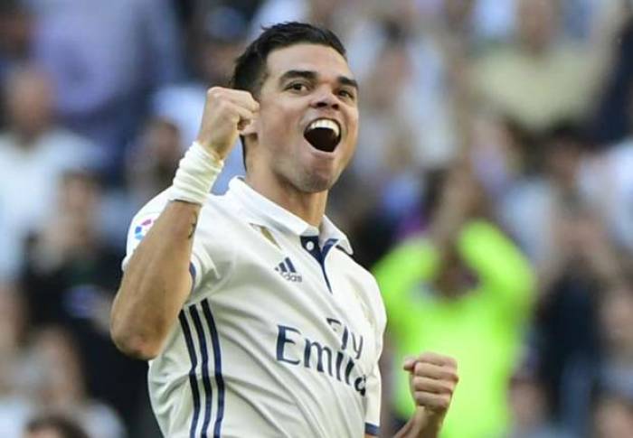 Real Madrid : Pepe annonce son départ du club en allumant Zidane