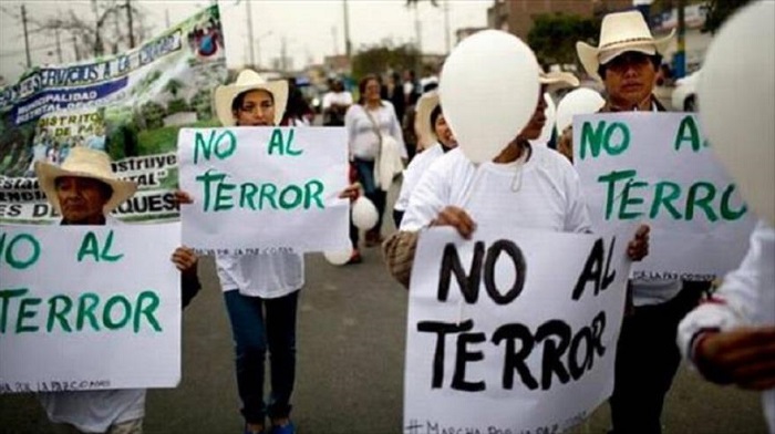 Los peruanos marchan por la paz y contra el terrorismo