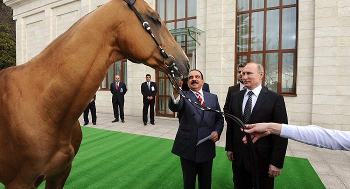 Moskau: König von Bahrain schenkt Putin Schwert – und bekommt ein Pferd  