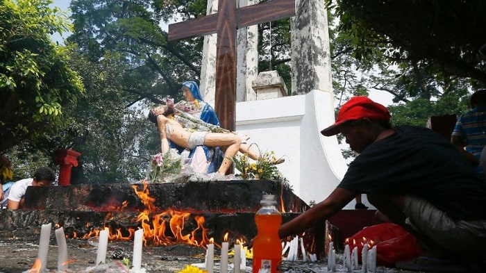 Filipinos clean graves, pray, honor dead on All Saints` Day 