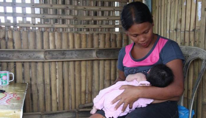 Philippines: 2.000 femmes allaitent leur bébé en public