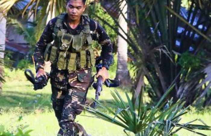 Combats aux Philippines: l'armée envoie des renforts sur une île touristique