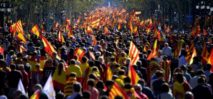 Catalogne: 300.000 personnes manifestent pour l'unité de l'Espagne 