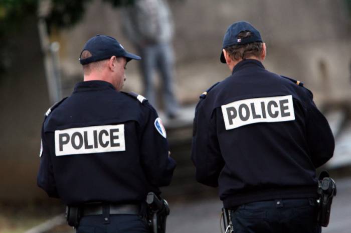 France : un homme tente de foncer dans la foule devant une mosquée