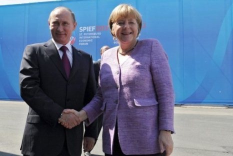 Merkel and Putin view exhibition of disputed art - VIDEO