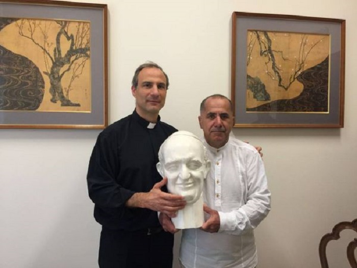 Un Azerbaïdjanais a préparé le buste du pape François