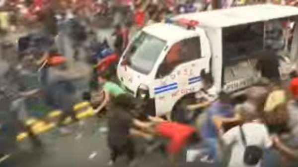 Un camion de la police philippine roule sur des manifestants - VIDEO