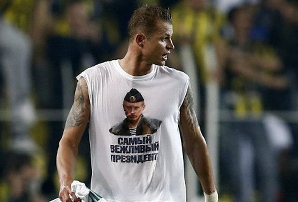 Un joueur du Lokomotiv exhibe un T-shirt avec Vladimir Poutine