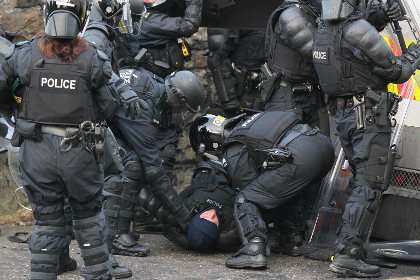 İrlandiya qarşıdurmasında 26 polis yaralandı