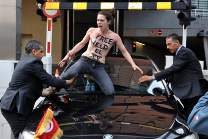 “FEMEN”çilər baş nazirin maşınına tullandılar