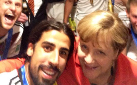 Merkel Almaniya ilə “selfie” çəkdi - FOTO