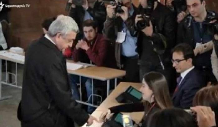 Technical problem while Sargsyan voted - VIDEO