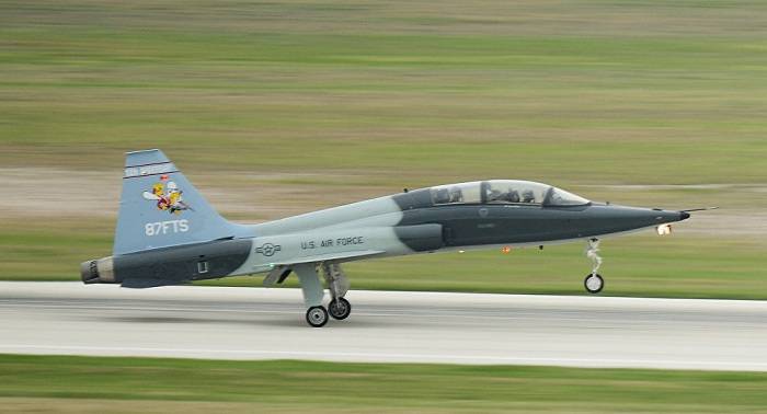 Un piloto militar muere y otro sufre heridas al caer un avión de entrenamiento en Texas