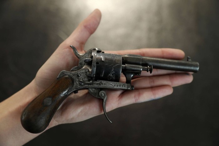La pistola que casi mata a Rimbaud, subastada por medio millón de euros