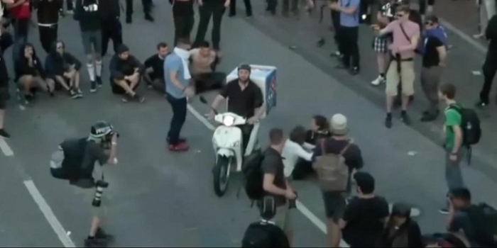 Man delivers pizza in the middle of G20 riots - NO COMMENT