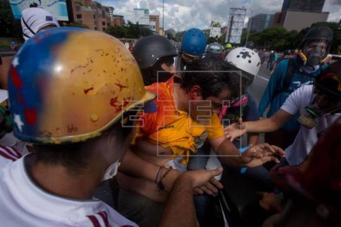 La Policía dispersa una manifestación de la oposición y varios líderes resulatan heridos