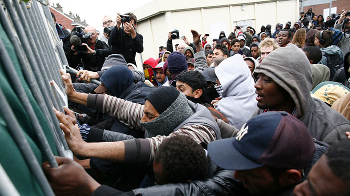  Migrants Stuck in Rain on Slovenian Border