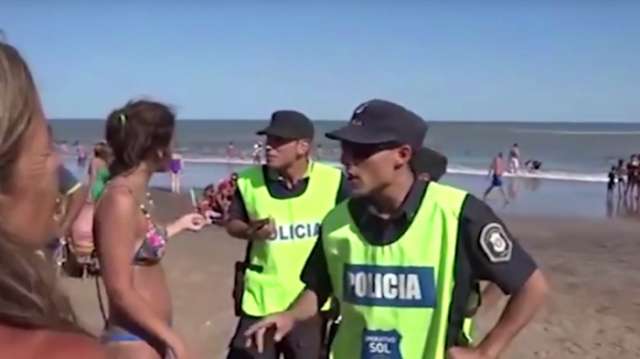 Argentine : polémique après le départ forcé d`une plage de trois baigneuses topless - VIDEO