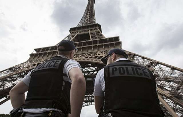 Un policía dispara por error durante un discurso de Hollande y hiere a dos personas -VIDEO