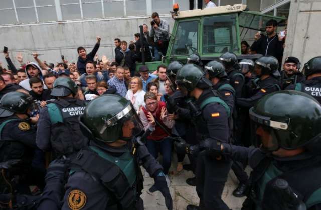 At least 11 policemen injured during scuffle amid referendum in Catalonia
