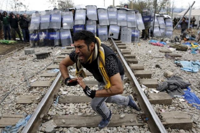 Police, migrants clash on Macedonia border; soldiers build fence