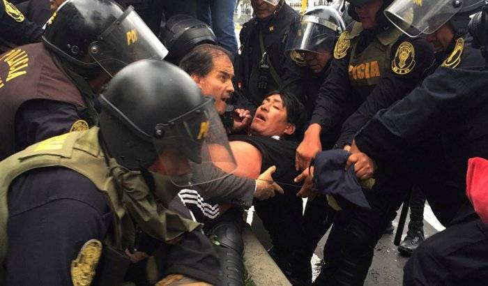 Docentes y policías peruanos se enfrentan mientras ministra declara en el Congreso