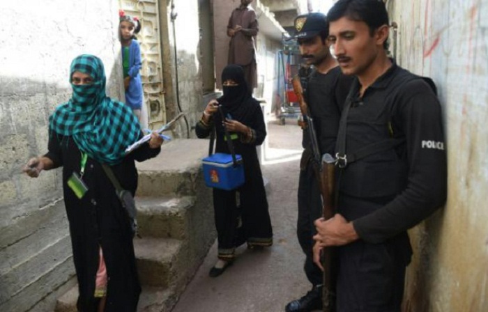 Pakistan: 15 morts dans une explosion devant un centre anti-polio Pakistan: 15 morts dans une explosion devant un centre anti-polio