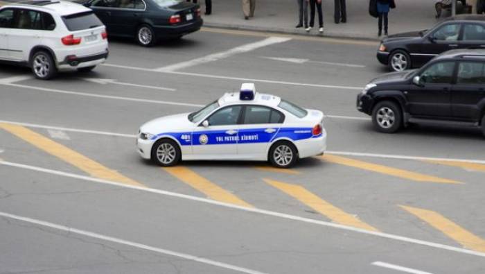 Bakıda polis maşını qəzaya düşüb