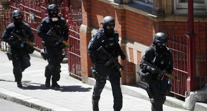 Cuatro policías británicos heridos en un choque con medio centenar de jóvenes