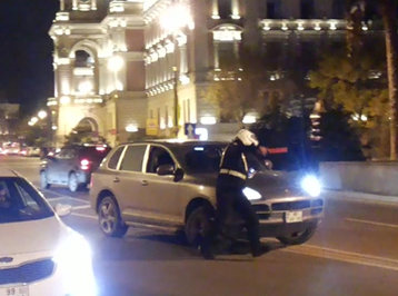 Bakıda “Porsche” polisi əzib keçdi - VİDEO