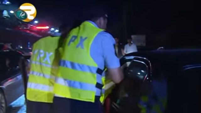 Sürücü ilə polislər arasında dava - VİDEO