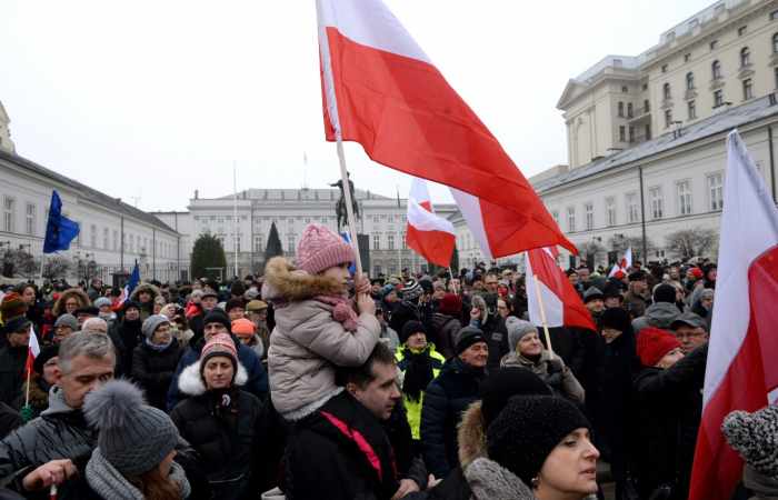 Polish opposition wants parliament vote against govt