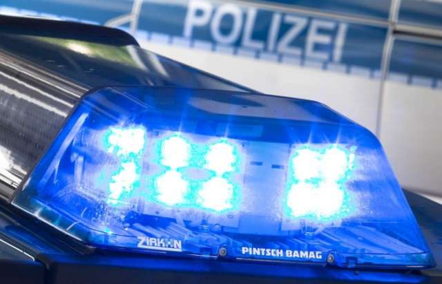 Frau verblutet vor Schule