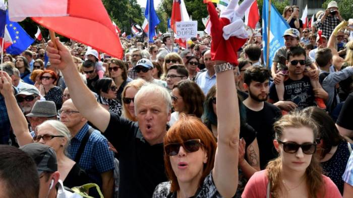 Des milliers de Polonais dans la rue