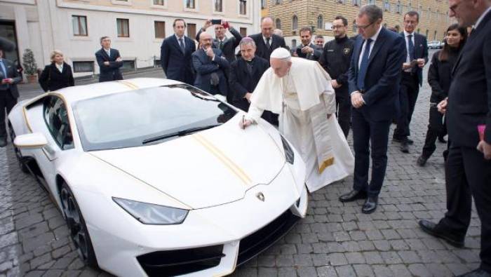 Roma Papasına “Lamborghini” hədiyyə etdilər