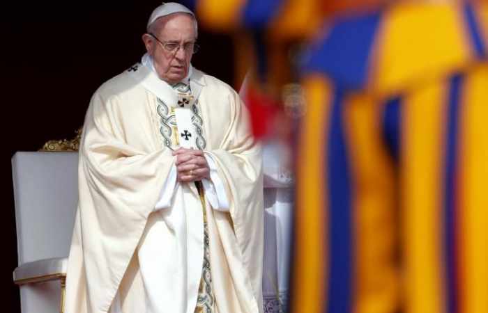 On Easter, Pope denounces "oppressive regimes" but urges restraint