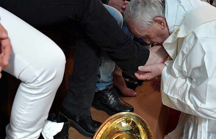 Pope washes feet of former mafia in prison during pre-Easter ritual